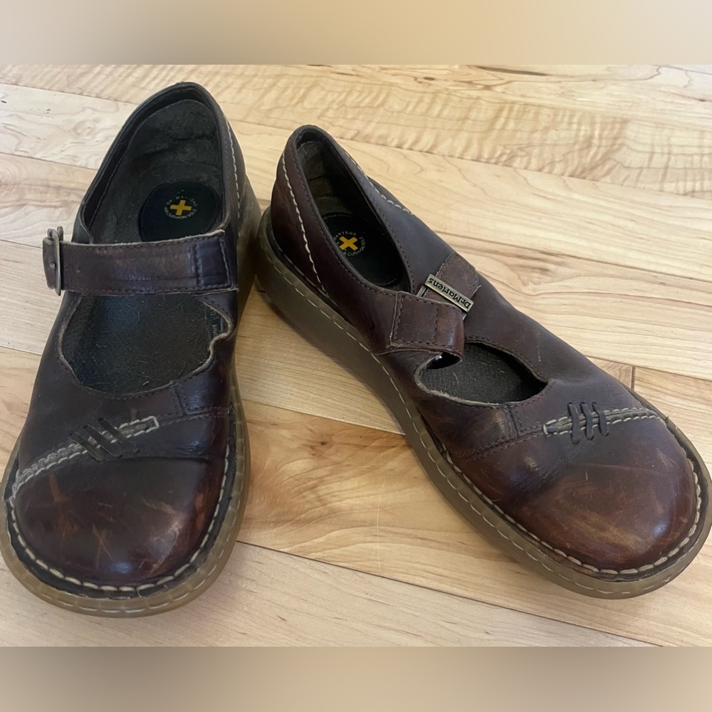 20% OFF 2+ BUNDLES! Dr. Martens Mary Jane Shoes. Brown. Size 7M US/39 EU.
